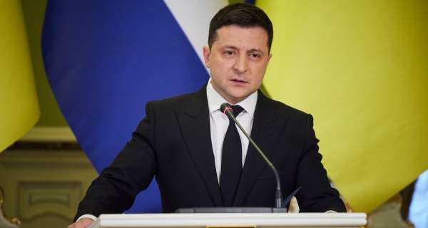 Ukraine war: Zelensky visits ruined frontline city of Bakhmut