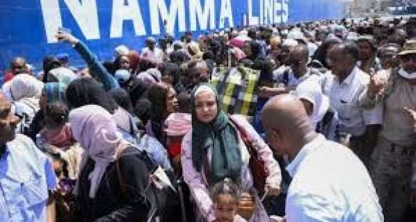 Sudan crisis: Chaos at port as thousands rush to leave