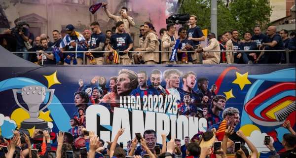 Barca fans celebrate league titles with players in parade